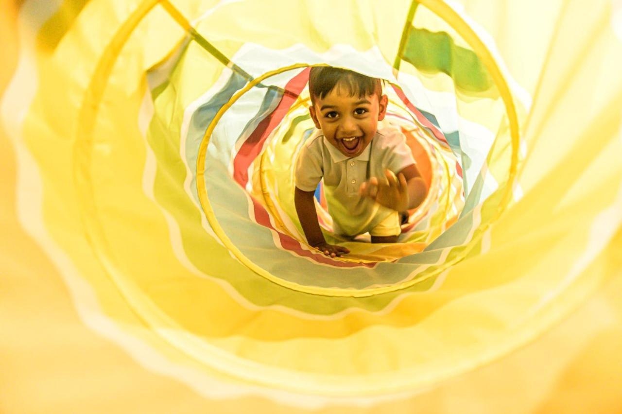 ホテル ザ キャピタル パールス ダーバン エクステリア 写真 A child playing in a tunnel
