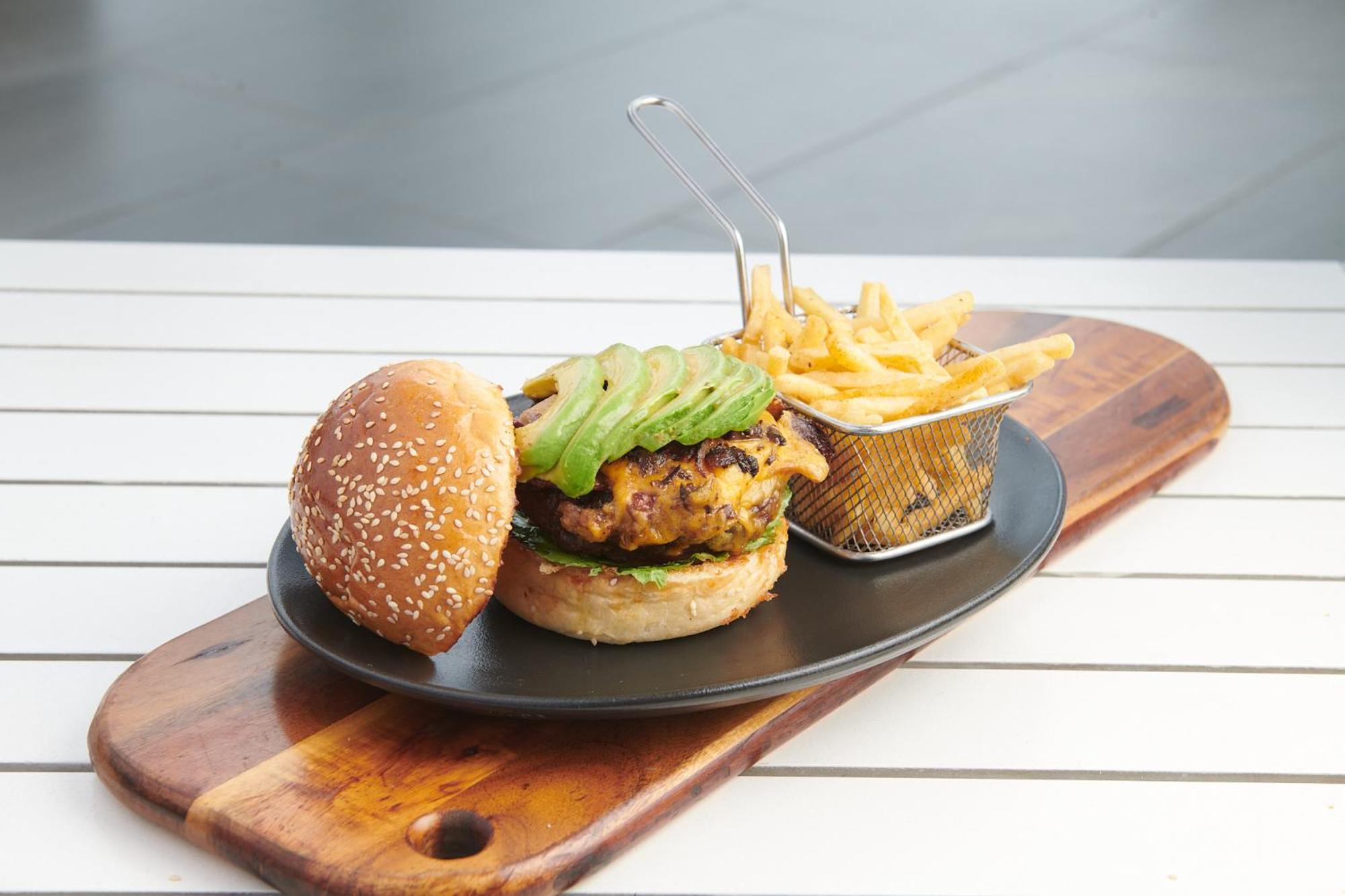 ホテル ザ キャピタル パールス ダーバン エクステリア 写真 A vegan burger with avocado and chips