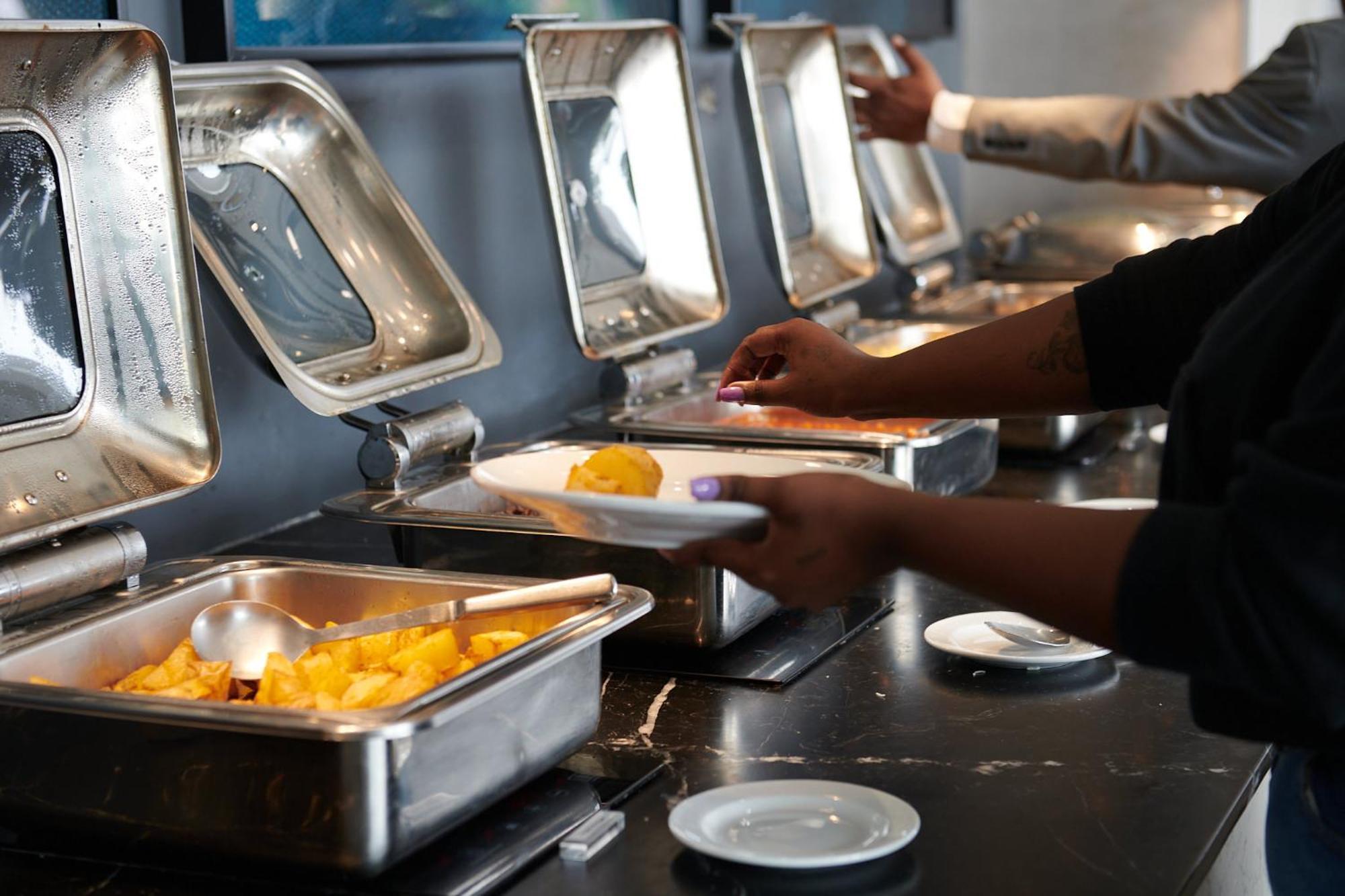 ホテル ザ キャピタル パールス ダーバン エクステリア 写真 A self-service buffet