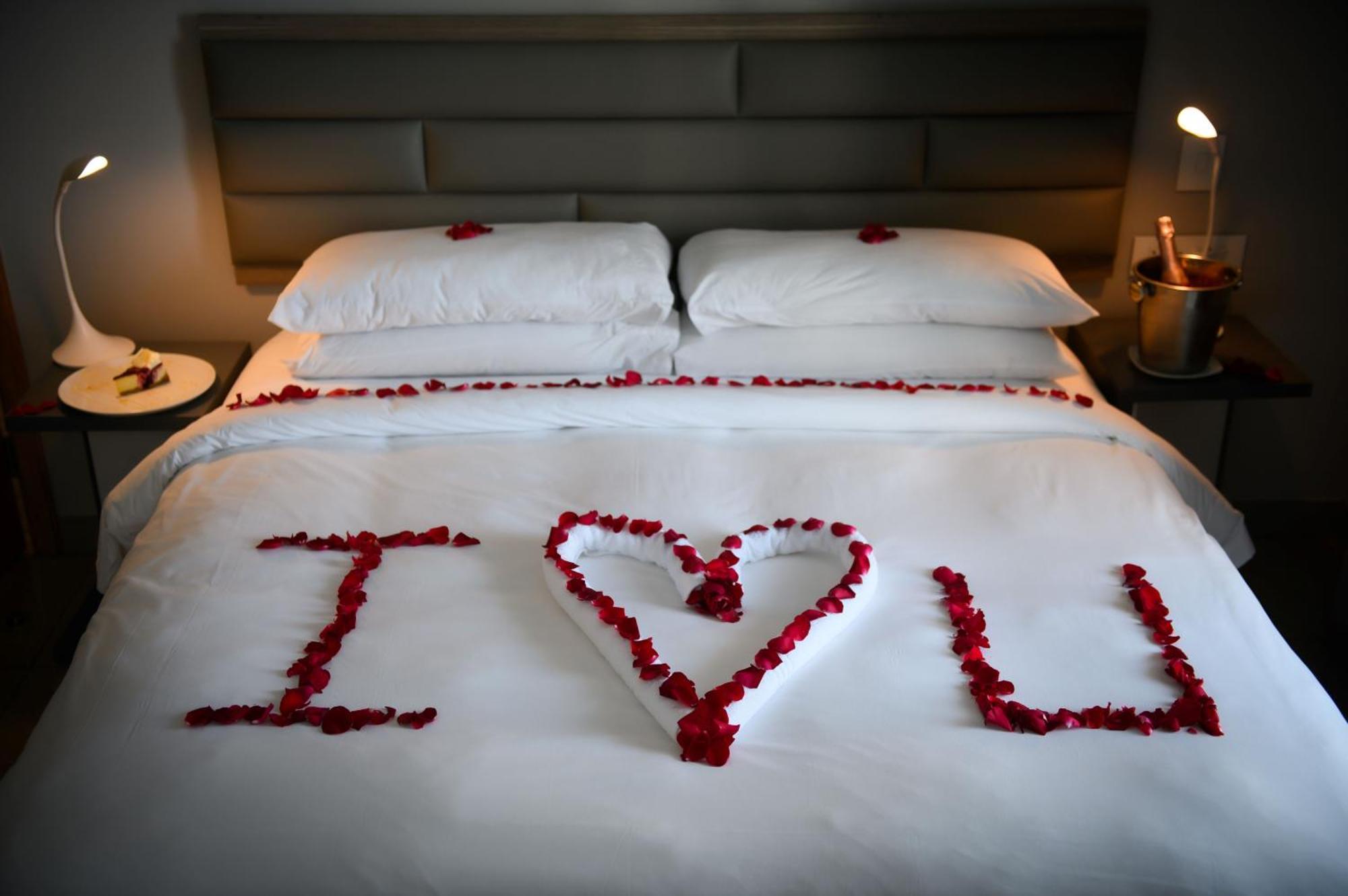 ホテル ザ キャピタル パールス ダーバン エクステリア 写真 A bed decorated with rose petals