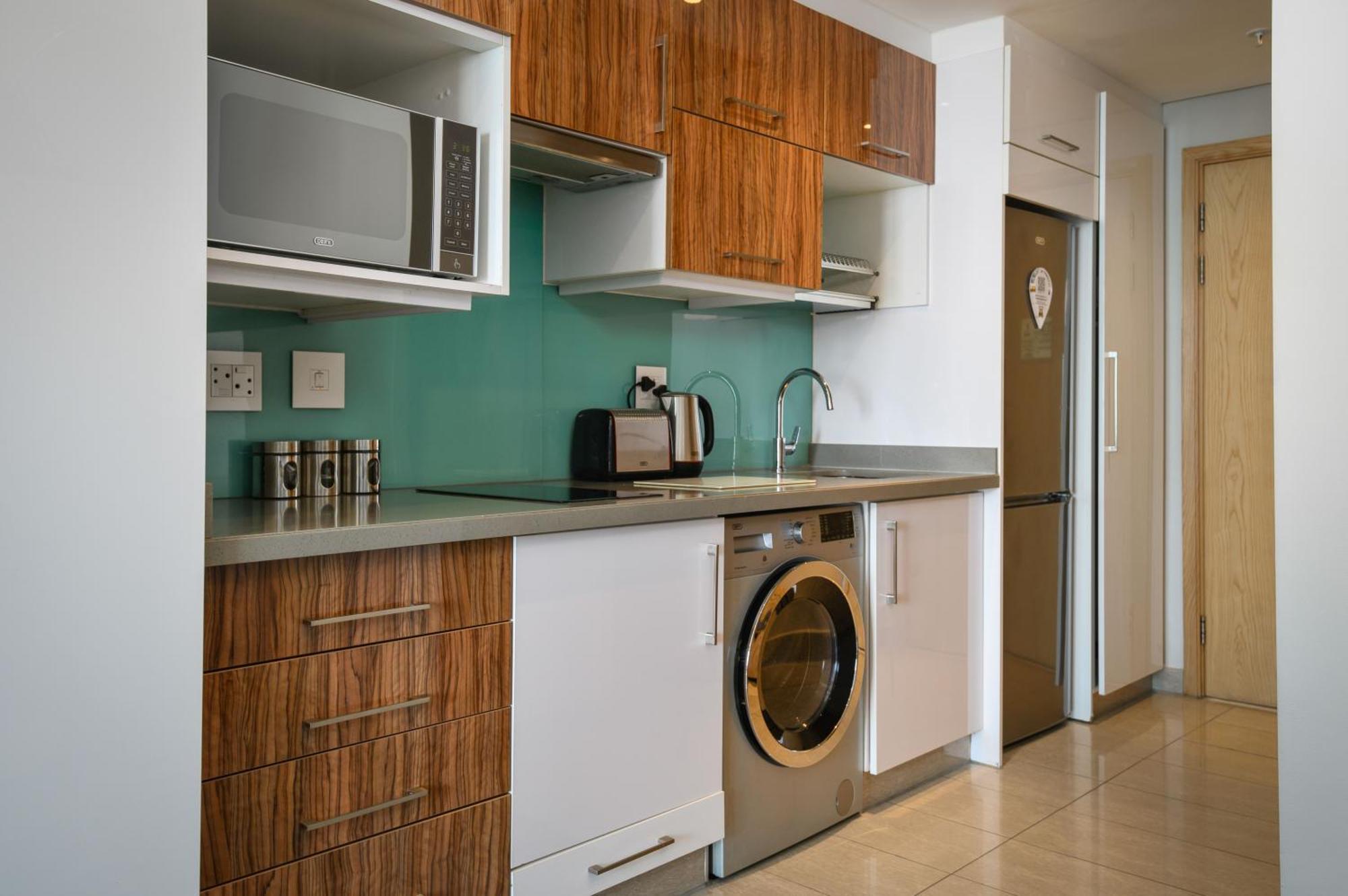 ホテル ザ キャピタル パールス ダーバン エクステリア 写真 A typical kitchen in a serviced apartment